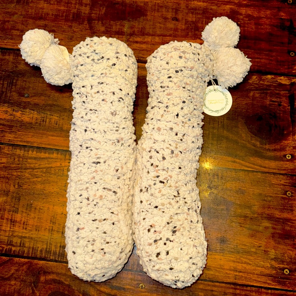NWT Altar'd State Fuzzy Slippers Size M/L